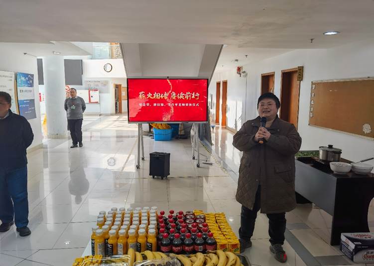 图片包含 室内, 人, 天花板, 男人
描述已自动生成