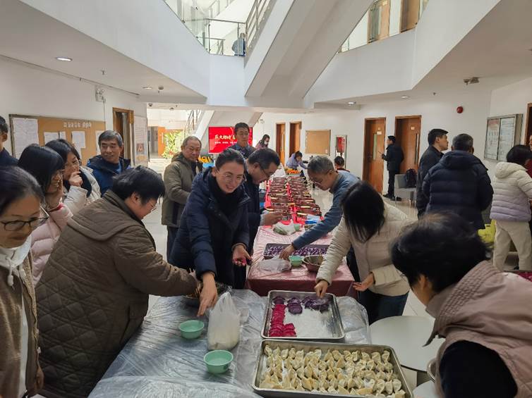 餐厅里的人们
中度可信度描述已自动生成